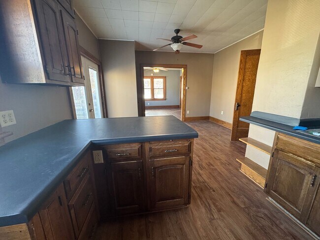 Foto del edificio - Huge 4 bedroom House with large garage