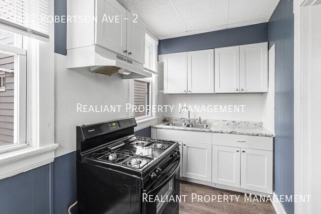 Foto del edificio - 2432 Robertson Ave