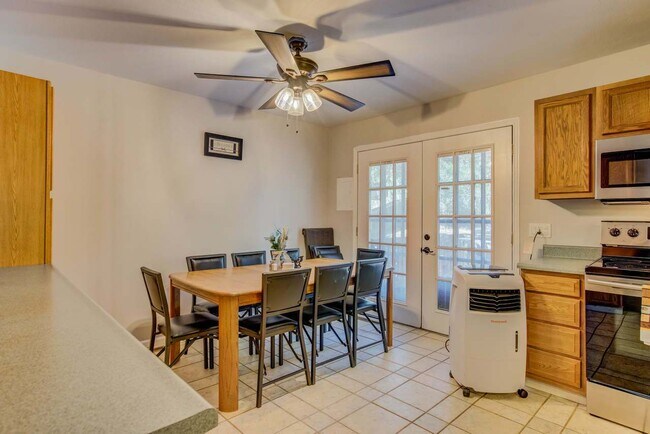 Foto del edificio - 814 Paradise Ln