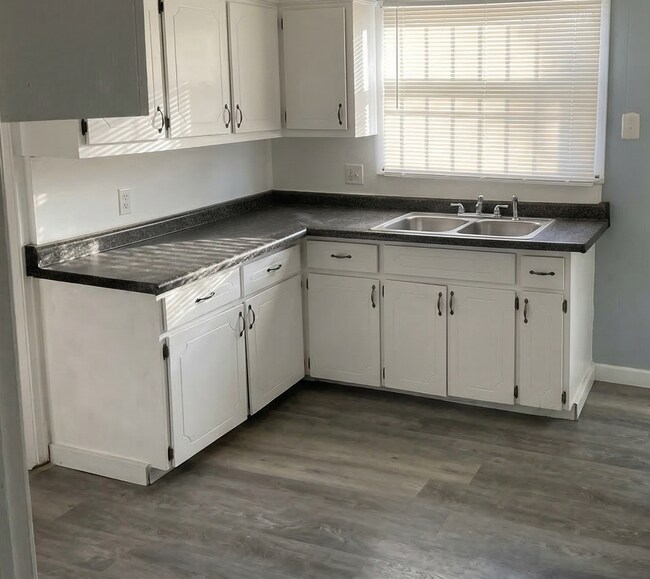 Foto del edificio - 17540 Pinehurst St