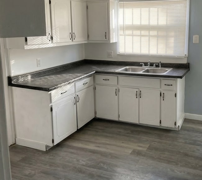 Building Photo - Spacious 3-bedroom, 1 bathroom Brick Home in Schulze