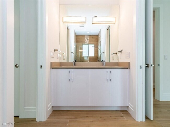 Foto del edificio - 3 br, 2.5 bath House - 501 SW 6th Ave