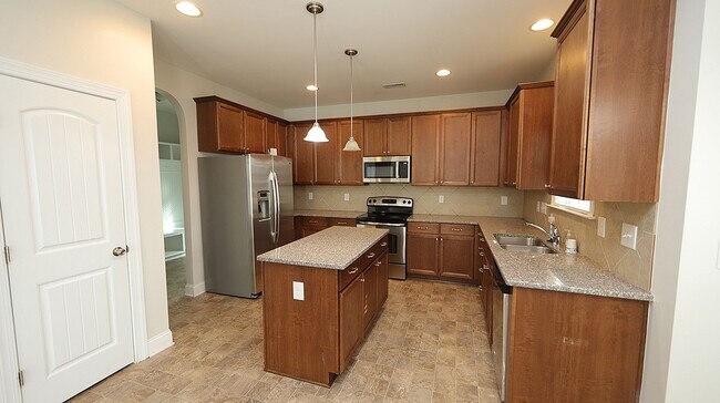 Foto del edificio - Spacious 5 Bedroom Home in Convenient Knig...
