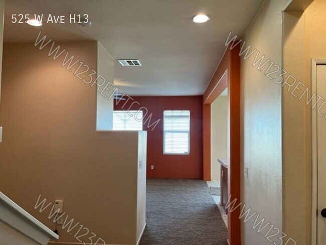 Foto del edificio - WEST LANCASTER 3BD/3BTH W/BONUS ROOM AND L...