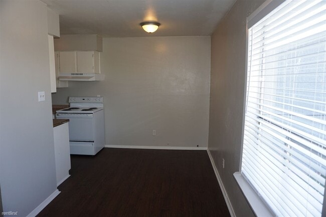 Building Photo - 2 br, 1 bath 4plex - 2703 Evergreen Cir D