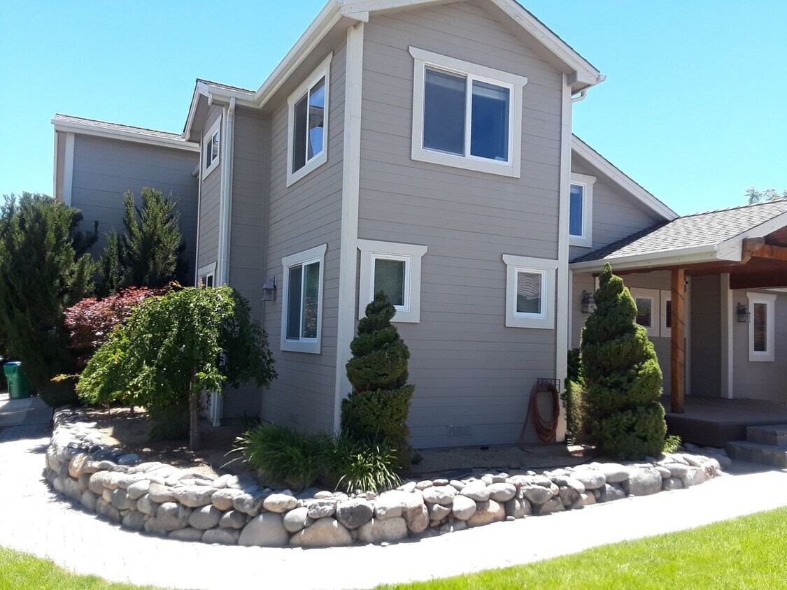 Primary Photo - Large 4 bedroom plus bonus room in NW Reno...