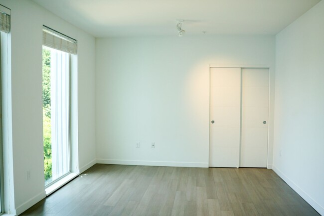 Building Photo - Contemporary Cool 3rd Floor Studio w/Premi...