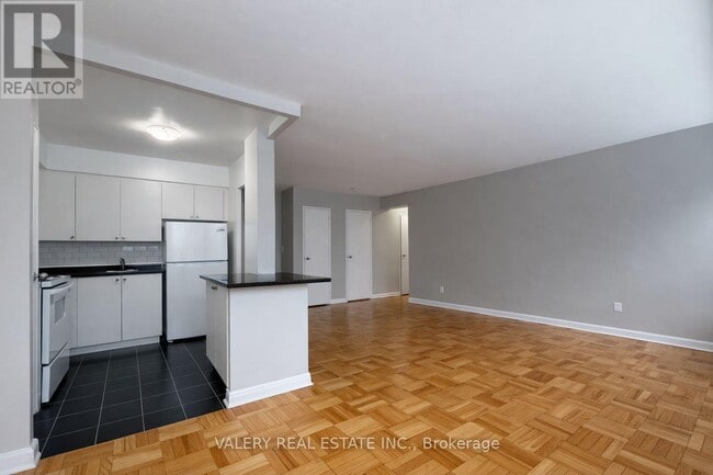 Building Photo - 42 Thorncliffe Park Dr