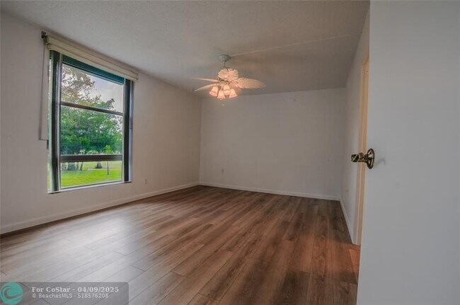 Foto del edificio - 8331 Sands Point Blvd