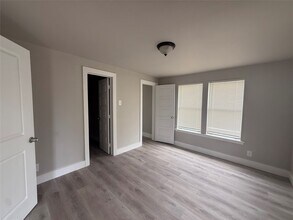Building Photo - 7010 Corsicana St