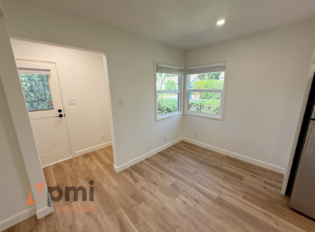 Building Photo - Move-In Ready 3-Bed Haven with Private Cou...