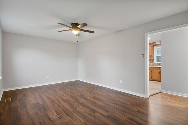 Building Photo - Stunning 4 Bed / 2 Bath Available in Septe...