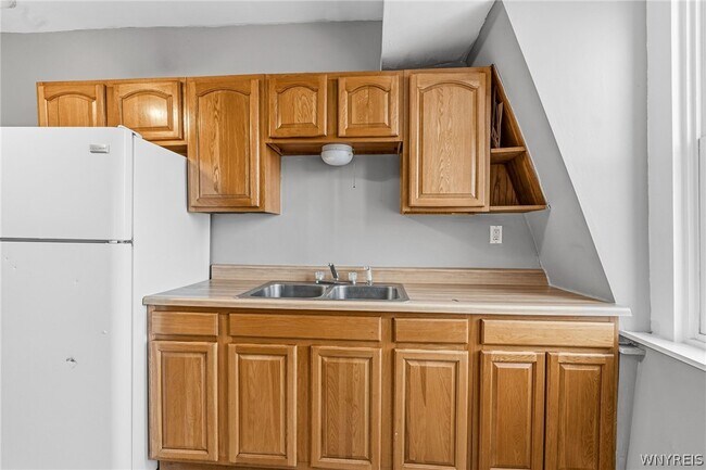 Foto del edificio - 2111 Seneca St