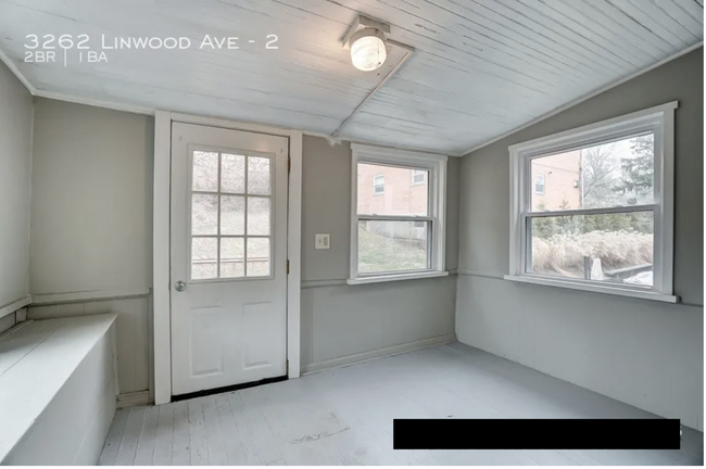 Entrance/Mudroom - 3262 Linwood Ave