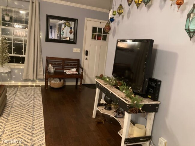 Building Photo - 2 br, 1.5 bath House - 2715 Gear St A Unit A