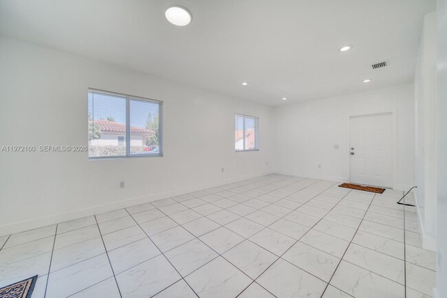 Building Photo - 14710 NE 7th Ct