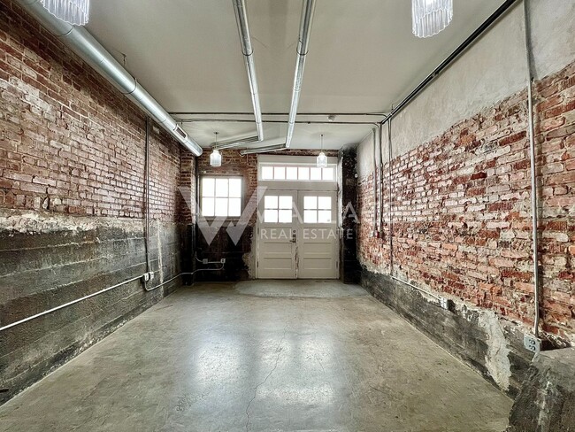Building Photo - DOWNTOWN LIVING WITH PRIVATE GATED ENTRANCE 1 BEDROOM / 1 BATH