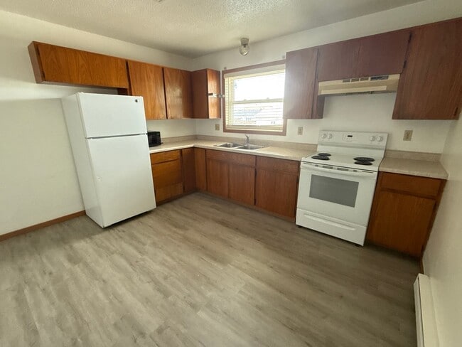 Building Photo - Two bedroom one bathroom townhome available!!