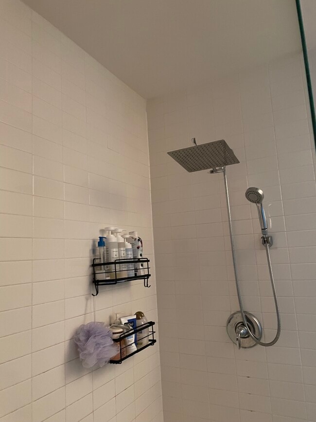 Shower - 2115 Yeaman Pl