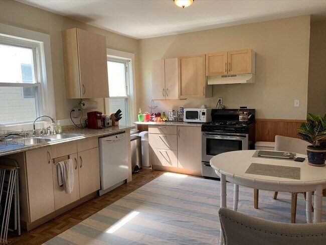 Foto del edificio - 217 Reservoir Rd