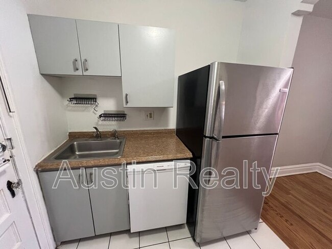 Foto del edificio - 7080 Mitchell Ave