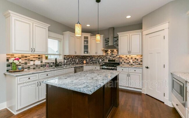 Building Photo - 760 NE Traverse Dr
