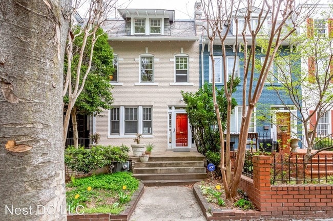 Building Photo - 2637 Woodley Pl NW
