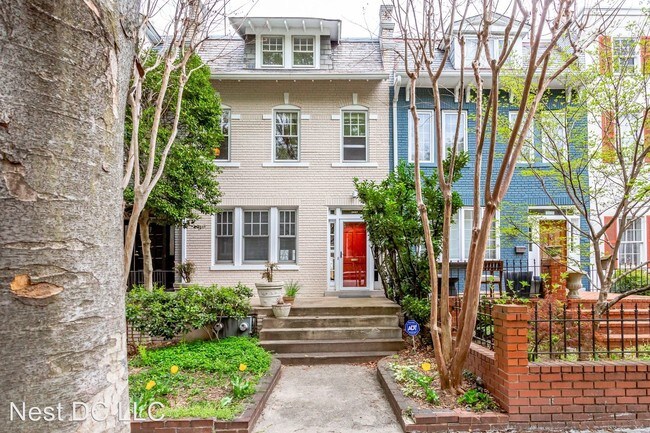Foto del edificio - 2637 Woodley Pl NW