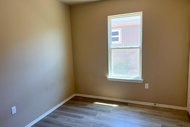 Foto del edificio - 3118 E Cornell St