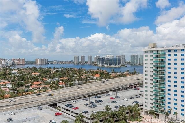 Foto del edificio - 19370 Collins Ave