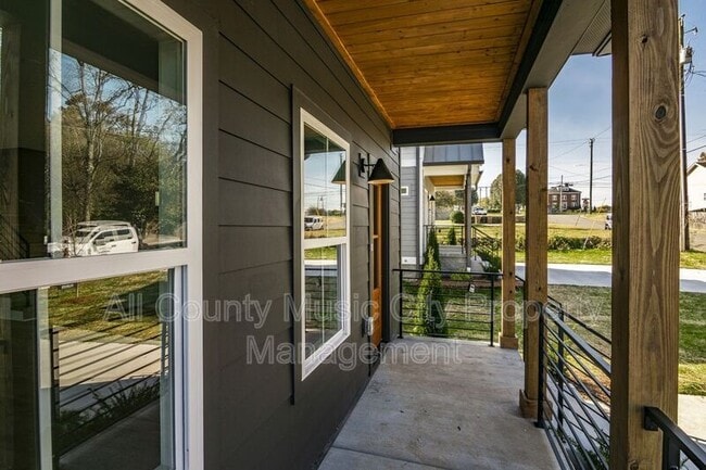 Building Photo - 528 Meade Ave