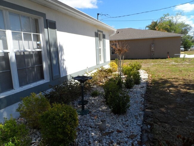 Building Photo - Nice Area 3/2/2 Call Direct Carole Arcaro 386-216-4900 Deltona Lakes Realty