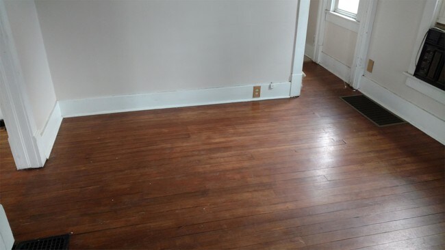 Building Photo - 509 E Columbia Ave