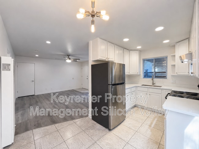 Building Photo - 923 Ravenscourt Ave