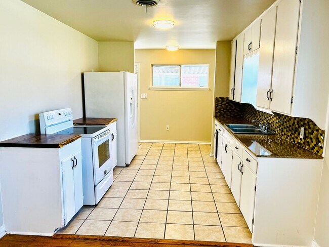 Foto del edificio - Updated 2BD 1BA Home in NW OKC!!!