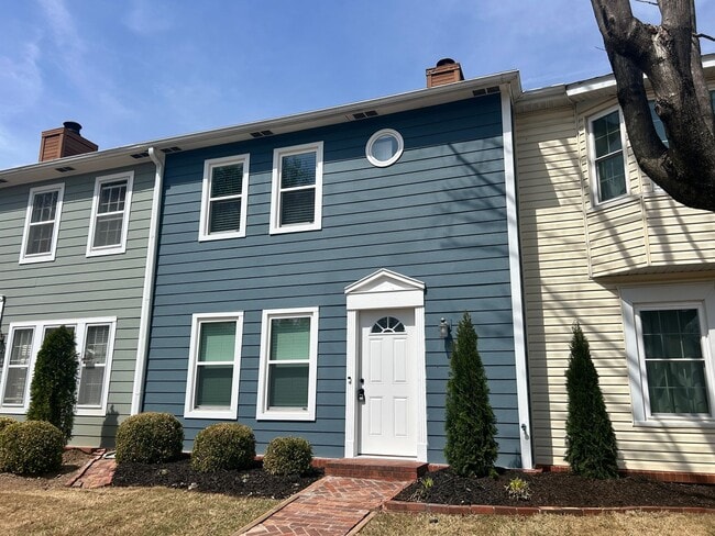 Well appointed 2 bed, 2.5 bath Townhouse - Well appointed 2 bed, 2.5 bath Townhouse