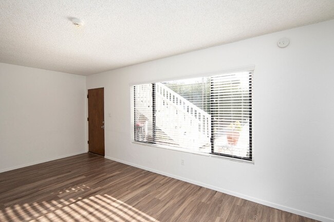 Building Photo - 4272-4272 Valeta St