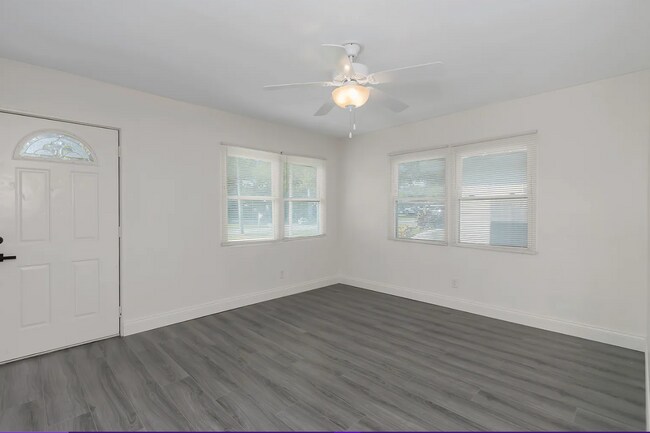 Foto del edificio - Fully Renovated 2-Bedroom Apartment in St. Petersburg – $1,795/month