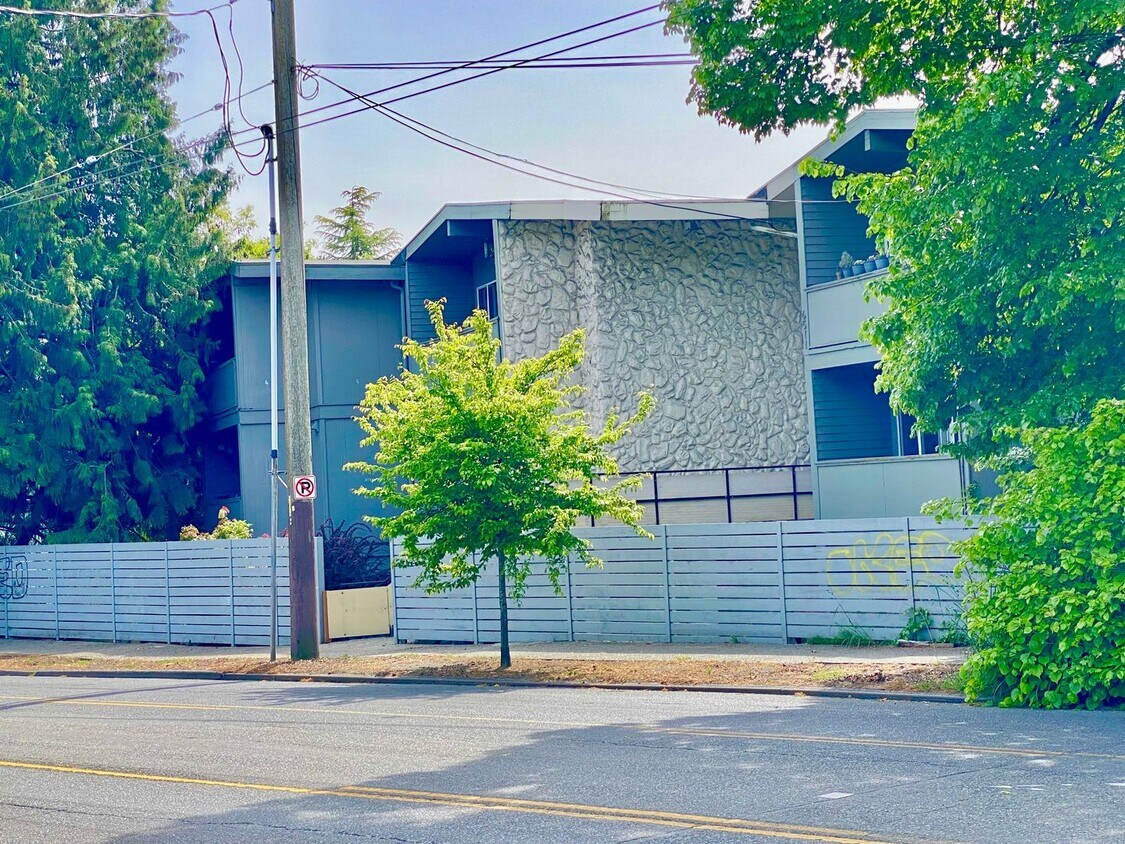 Primary Photo - 6511 Apartments