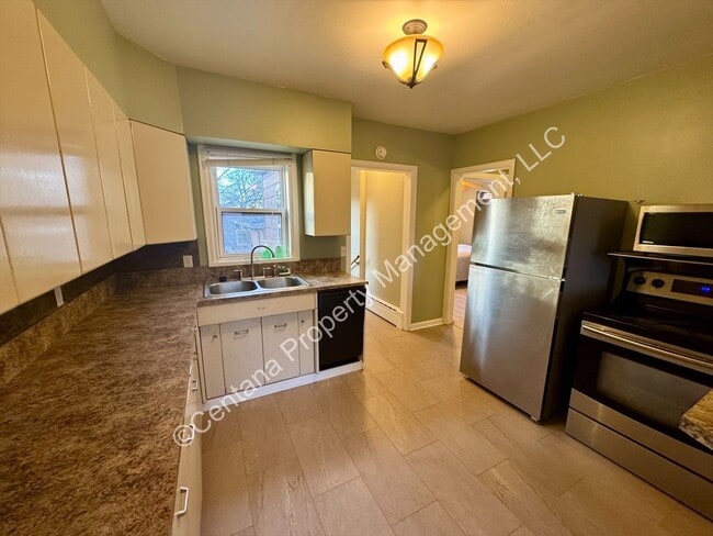 Building Photo - Semi-Furnished 5 bed 2 bath with large fenced yard for rent!