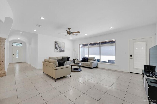 Foto del edificio - 21 E Thornhill Ave