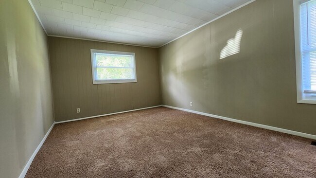 Foto del edificio - Roomy, Renovated House for Lease