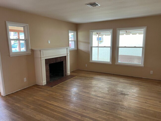 Building Photo - Completely Remodeled 3 Bed 2 Bath House Fo...