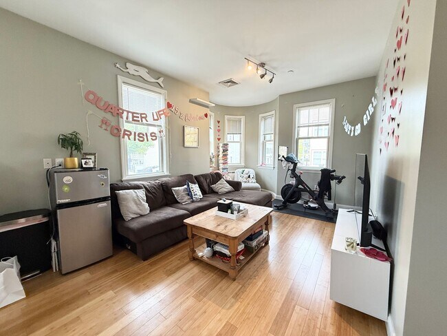 Foto del edificio - South Boston 4bed / 2bath available 9/1/2026