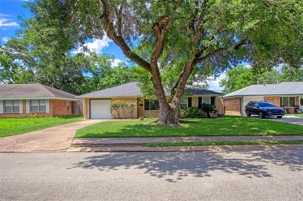 Primary Photo - 5206 De Lange Ln