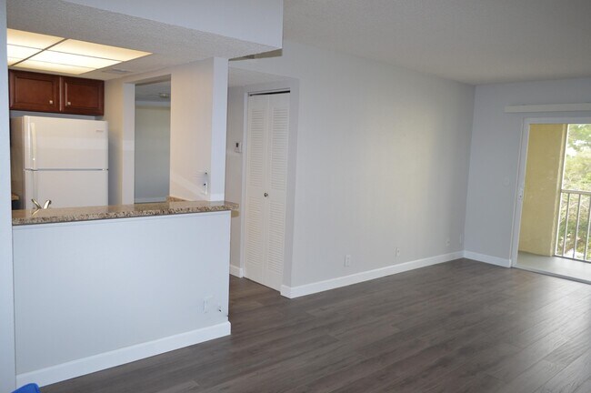 Building Photo - 1531 SE Royal Green Cir