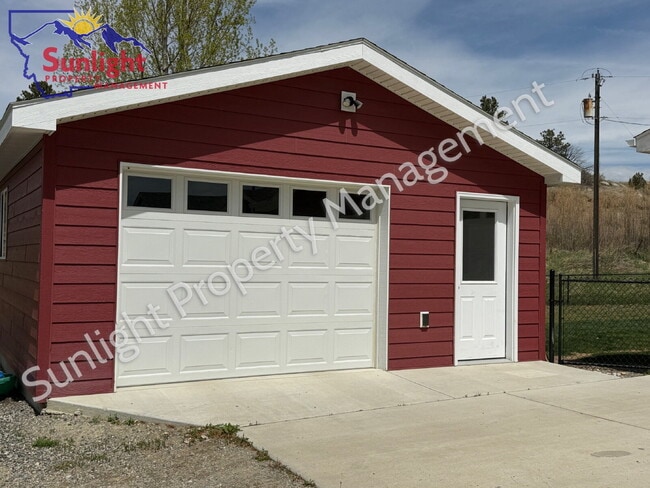 Foto del edificio - 3 Bed 2 Bath 2,756 sq ft on 2+ acres in Columbus