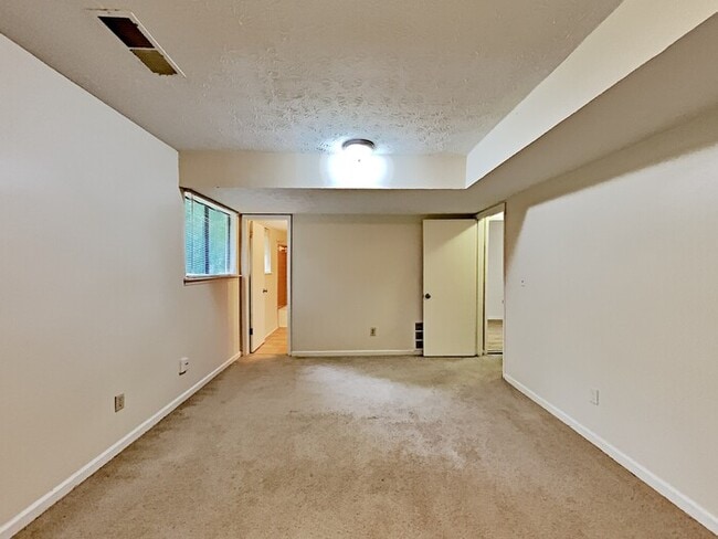 Building Photo - 8401 Beechwood Trce