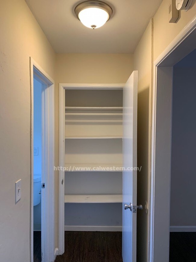 Building Photo - 395 S 4th St