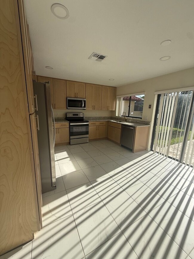 Foto del edificio - 8102 Ibiza Ct S